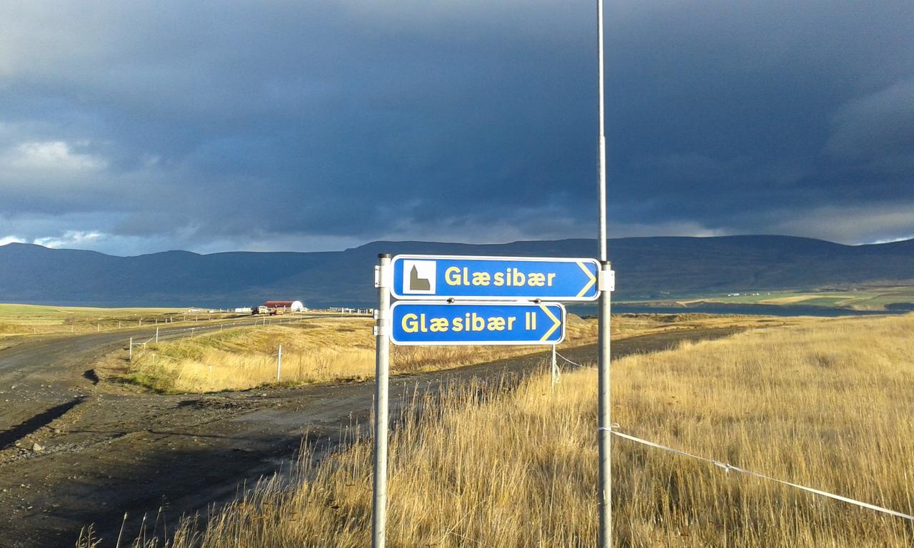 Glaesibaer 2 Guesthouse And Horsefarm Akureyri Exterior foto